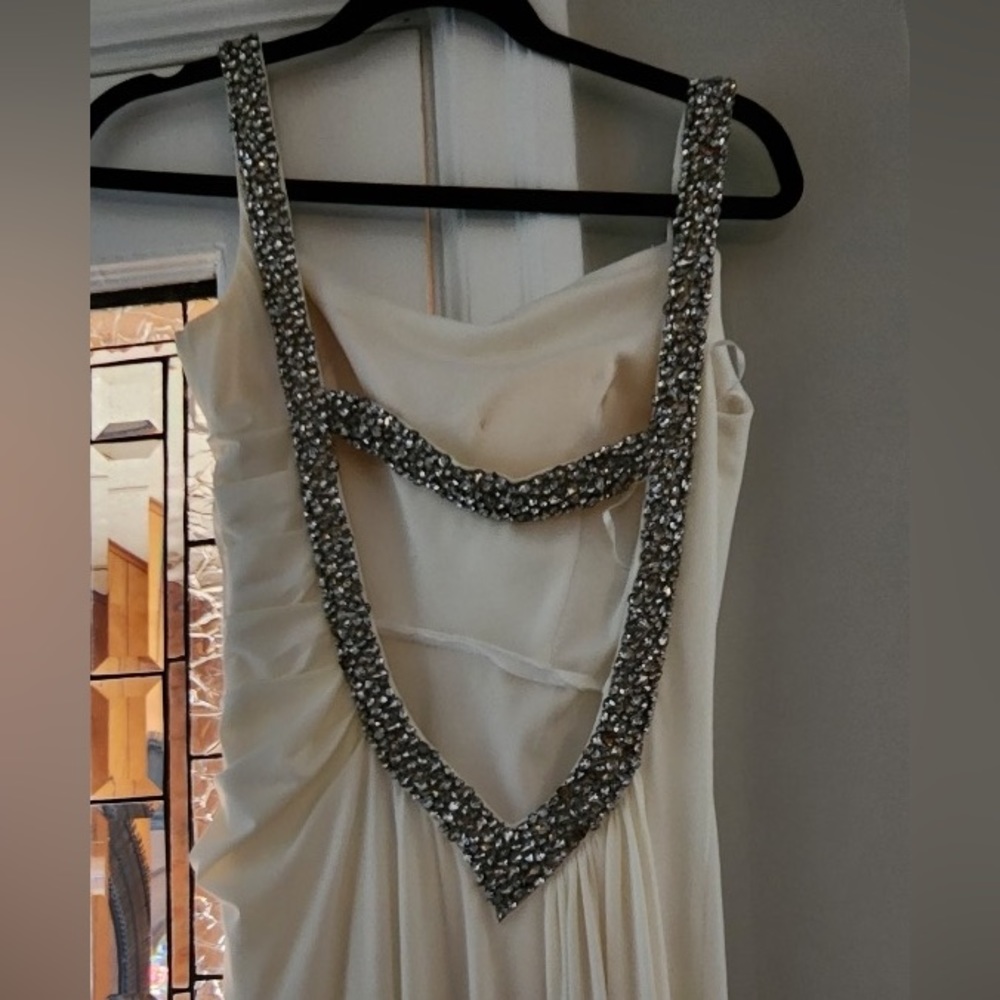 Ivory gown with open back - Picture 4 of 5